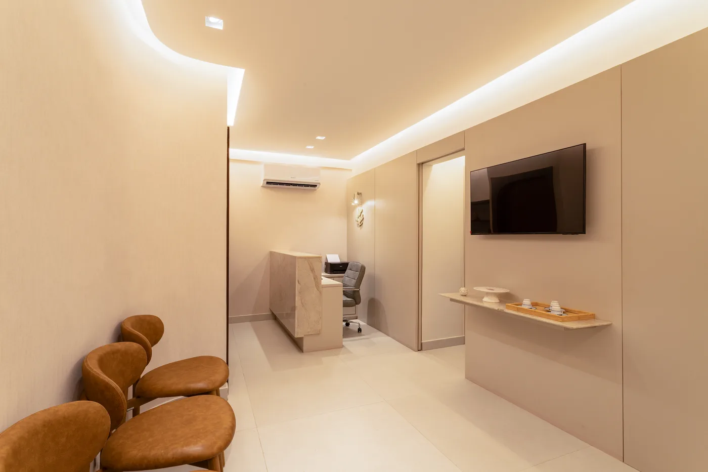 Sala de espera com cadeiras de couro caramelo