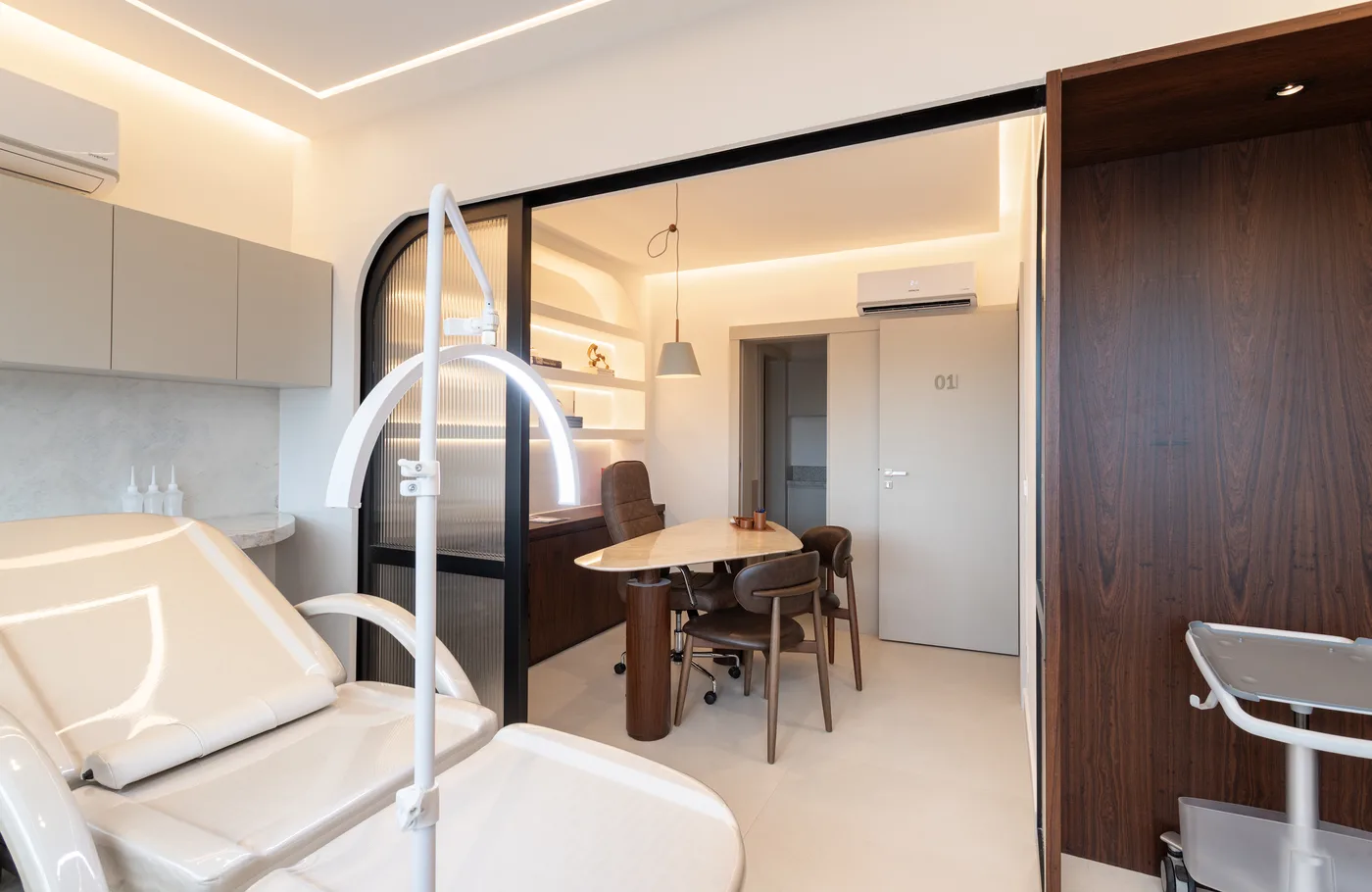 Sala de procedimentos com equipamentos e mesa de atendimento