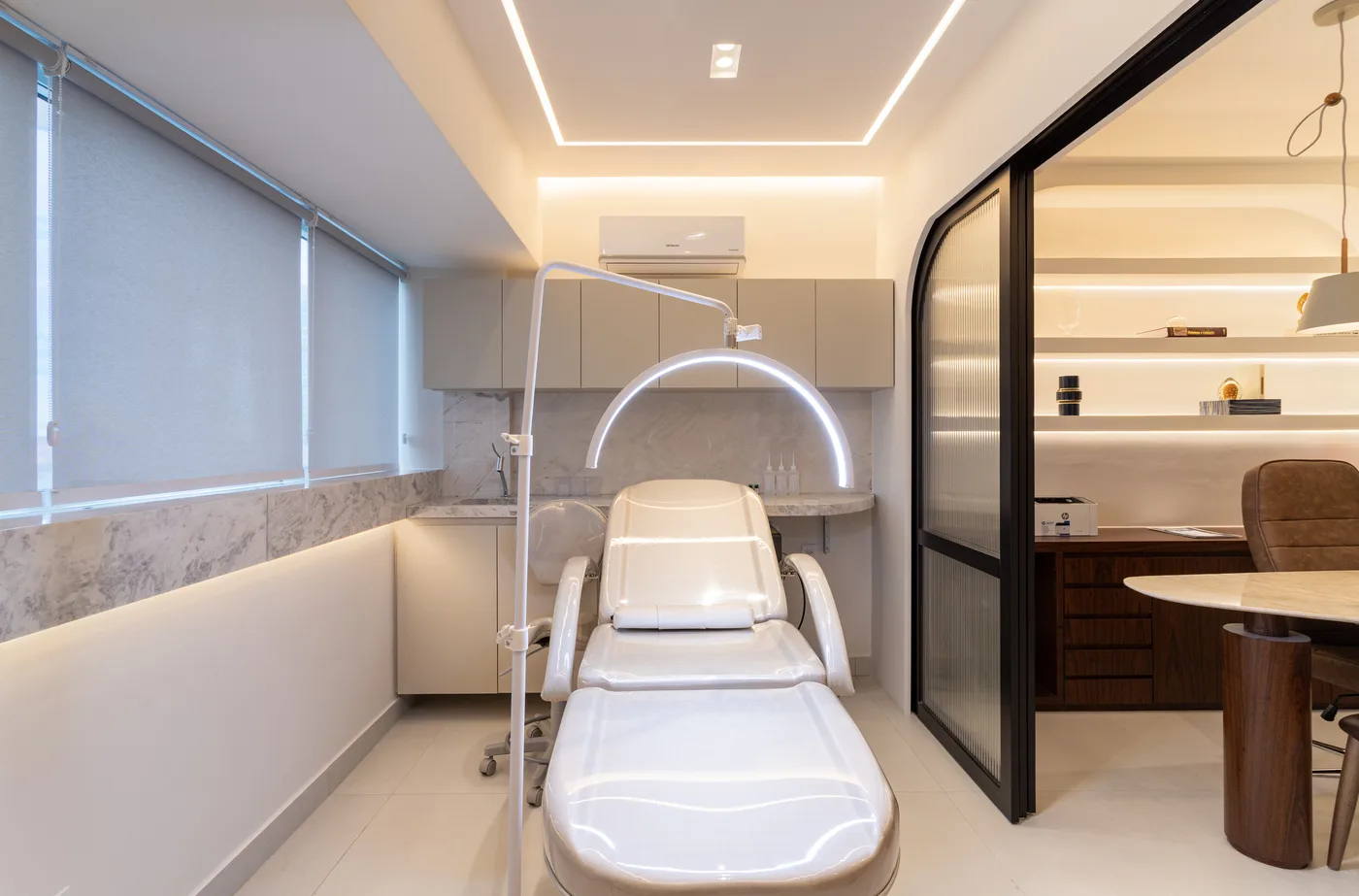 Sala de procedimentos com maca e laser