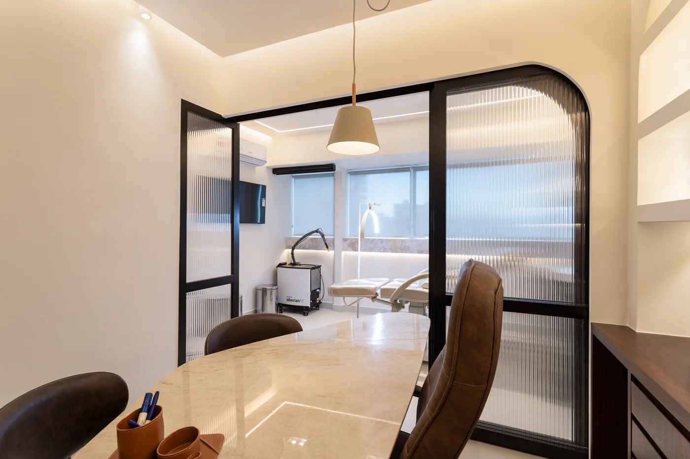 Sala de consulta com mesa de mármore