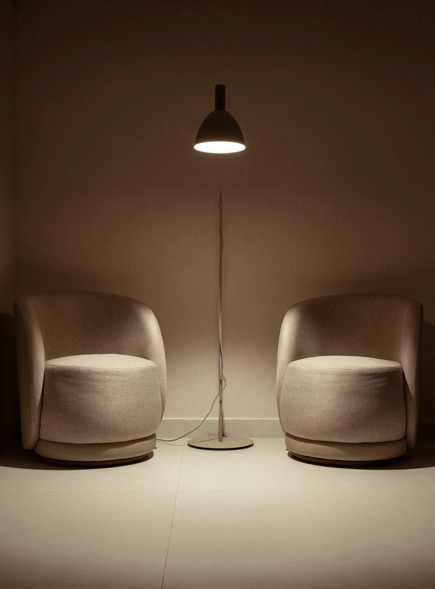 Poltronas da sala de espera em luz baixa